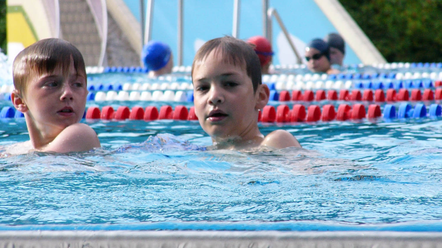 Junge Schwimmer, die der 50-Meter-Langbahn (50m) trotzen (Mörfelden 2004)
