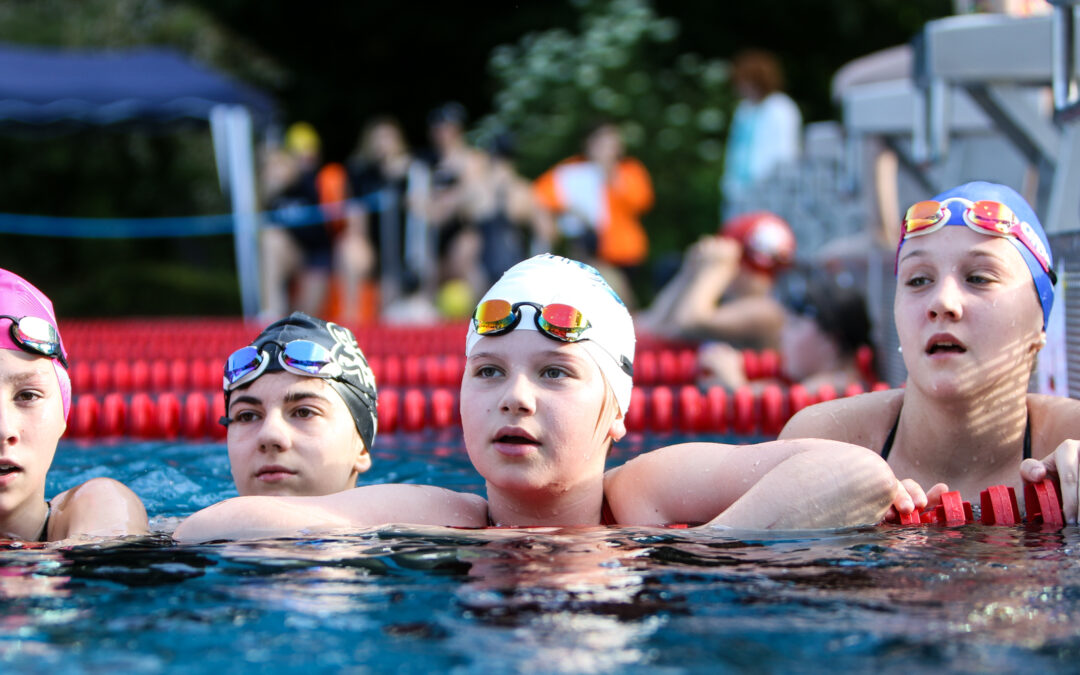 Schwimmerinnen im Freibad